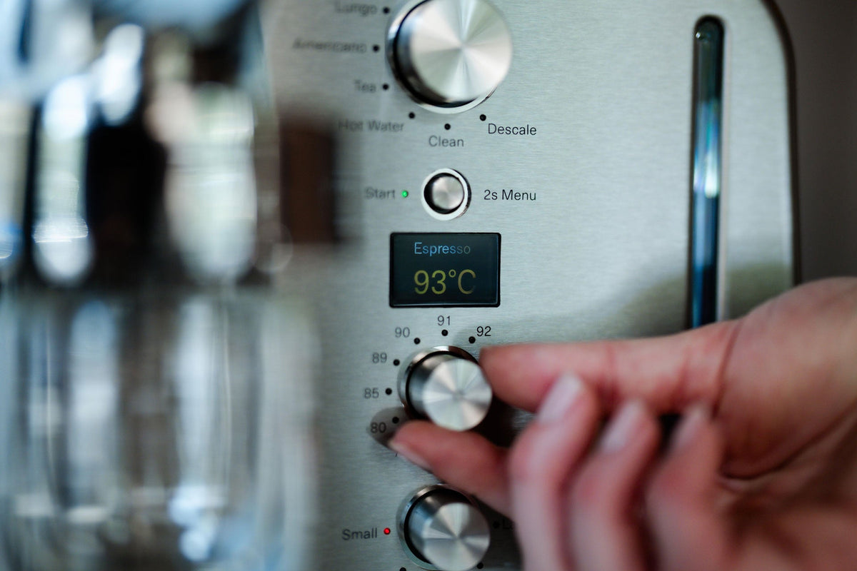 Hand setting the brewing temperature of the Cuisine Barista M3 to 93 °C